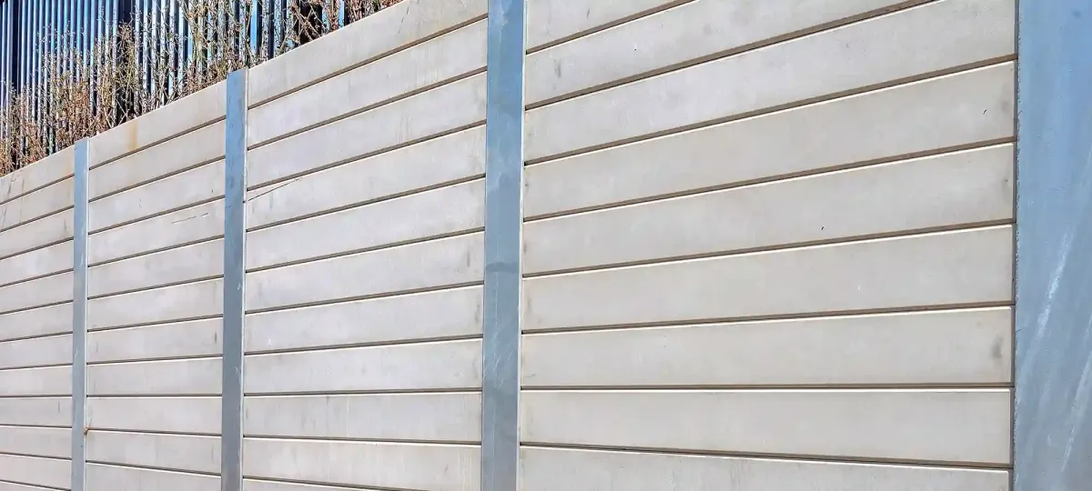 Concrete sleeper retaining wall with galvanised steel posts