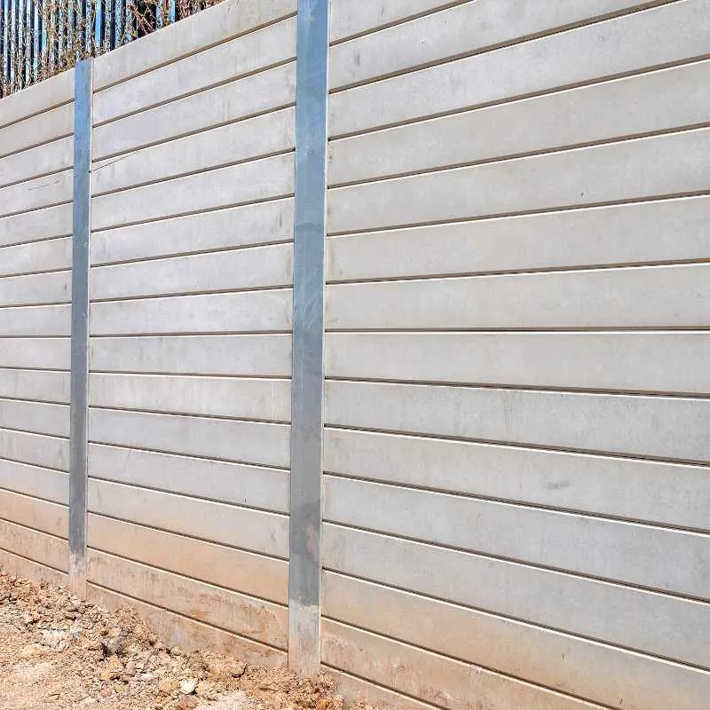Concrete sleeper retaining wall with steel posts