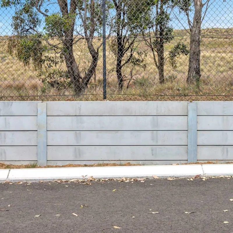 Concrete sleeper retaining wall with steel posts