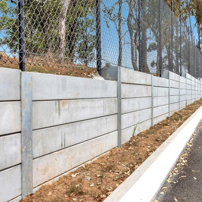 Concrete sleeper retaining wall with steel posts