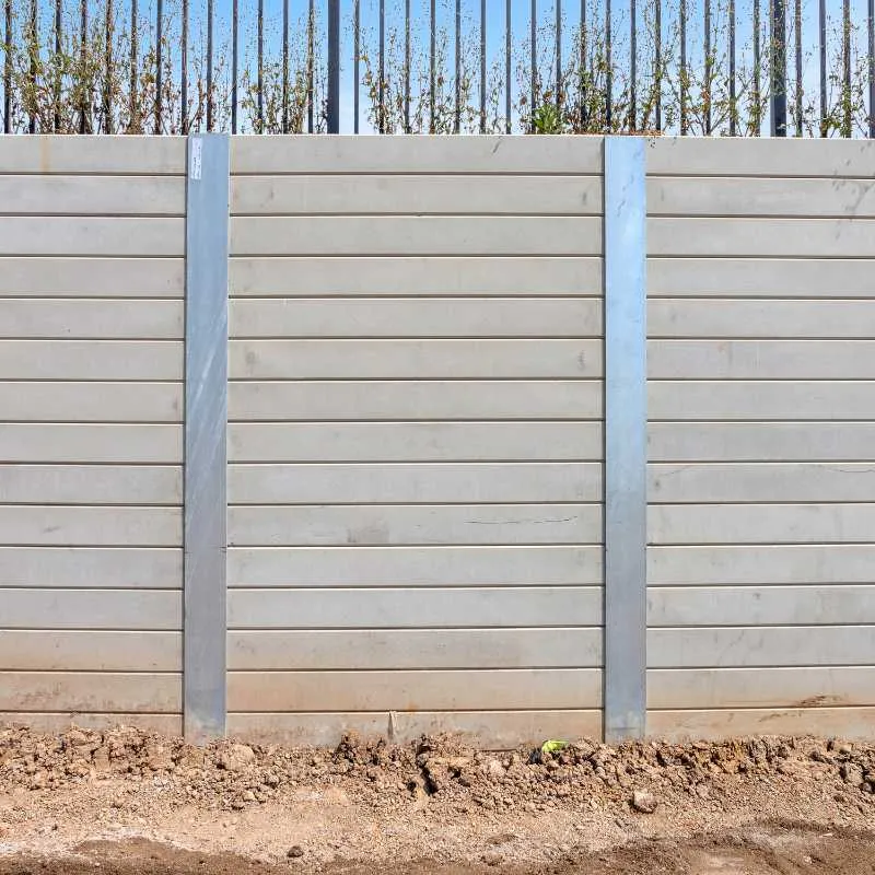 Concrete sleeper retaining wall with steel posts