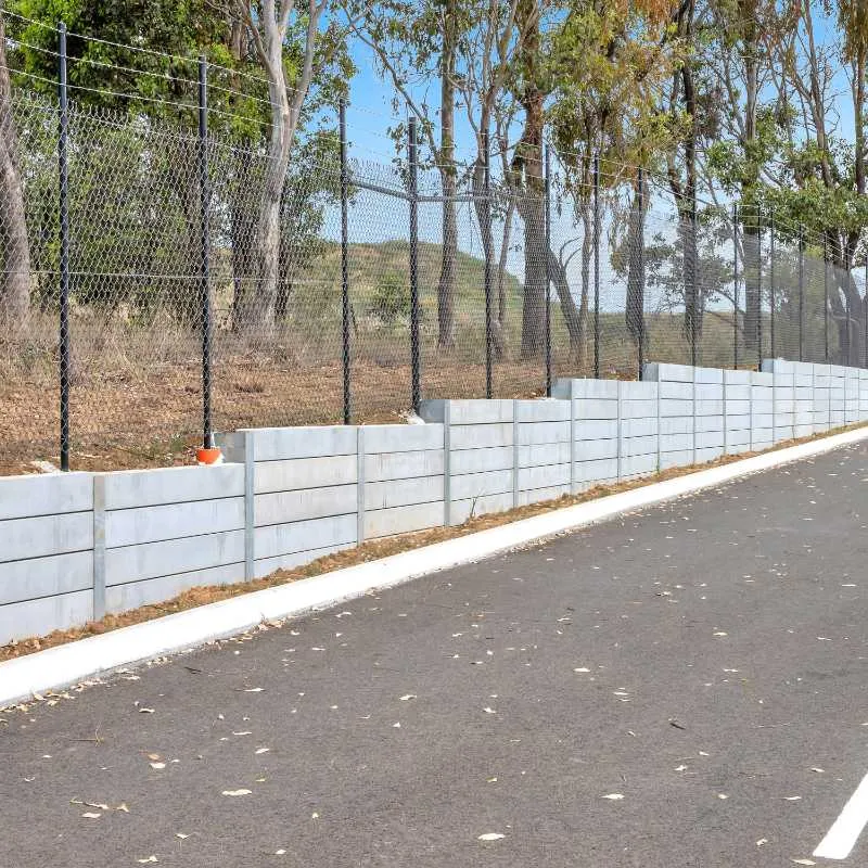 Concrete sleeper retaining wall with steel posts