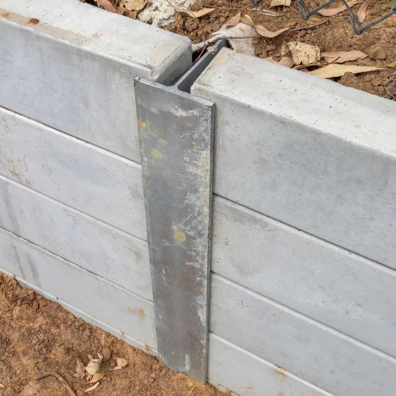 Concrete sleeper retaining wall with steel posts